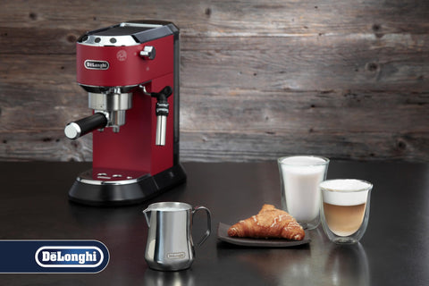 De'Longhi DLSC060 frothing jug with pour spout for precise latte foam control.