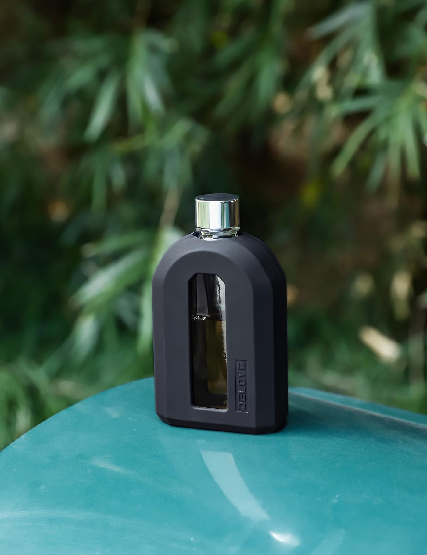 Delove anti-shock silicone sleeve protects the glass during outdoor adventures.