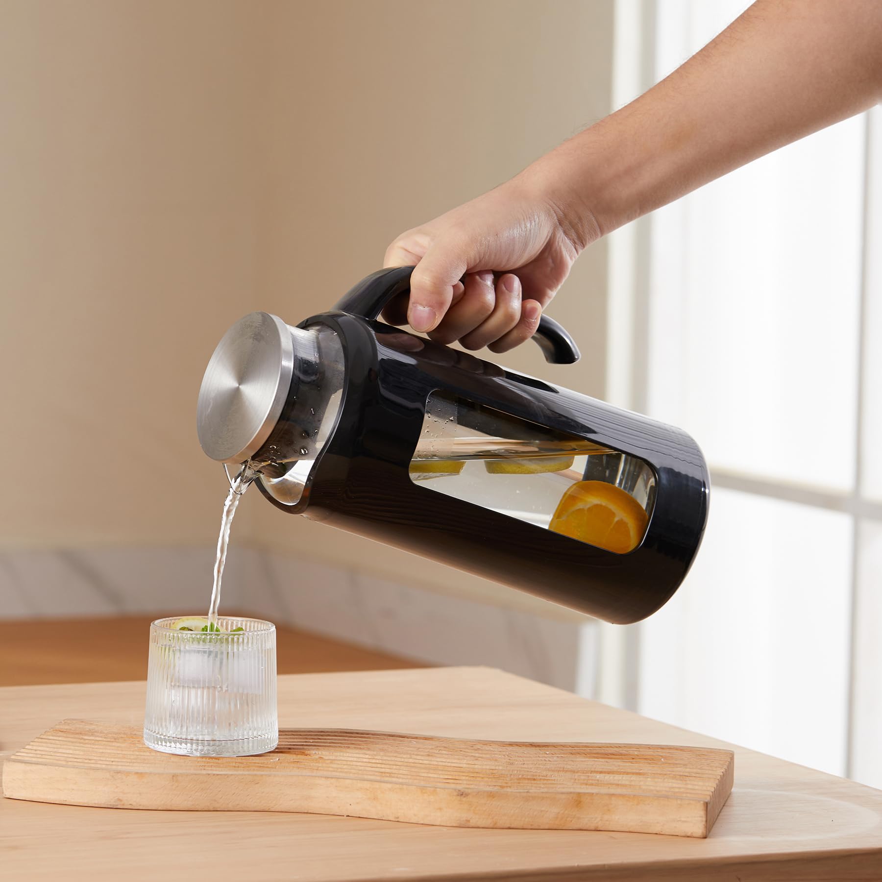Delove 2L pitcher with handle and spout, ergonomic for pouring.