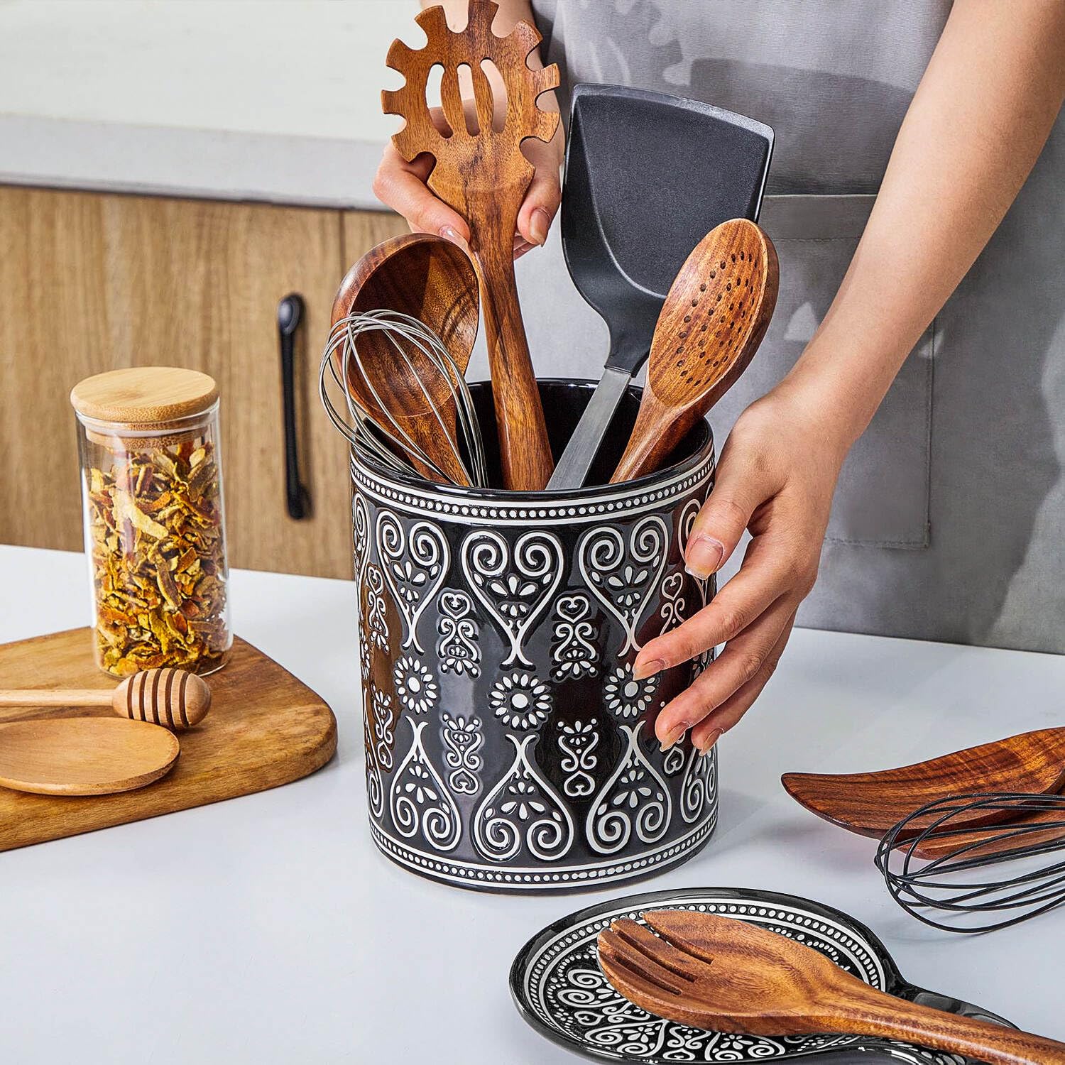 Delpnana utensil holder side view shows sturdy construction that resists tipping