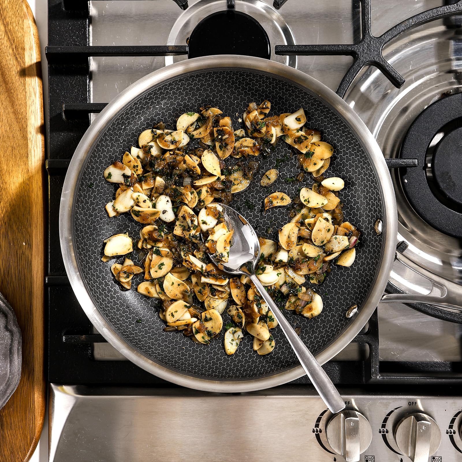 DELUXE raised surface pattern aids easy food release and quick cleanup.