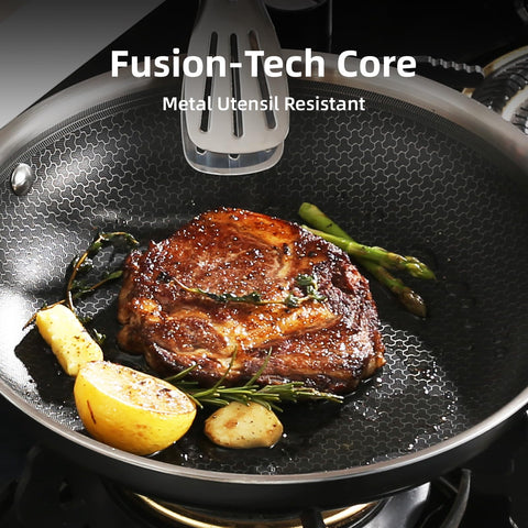 DELUXE fry pan with scratch-resistant surface suitable for metal utensils.