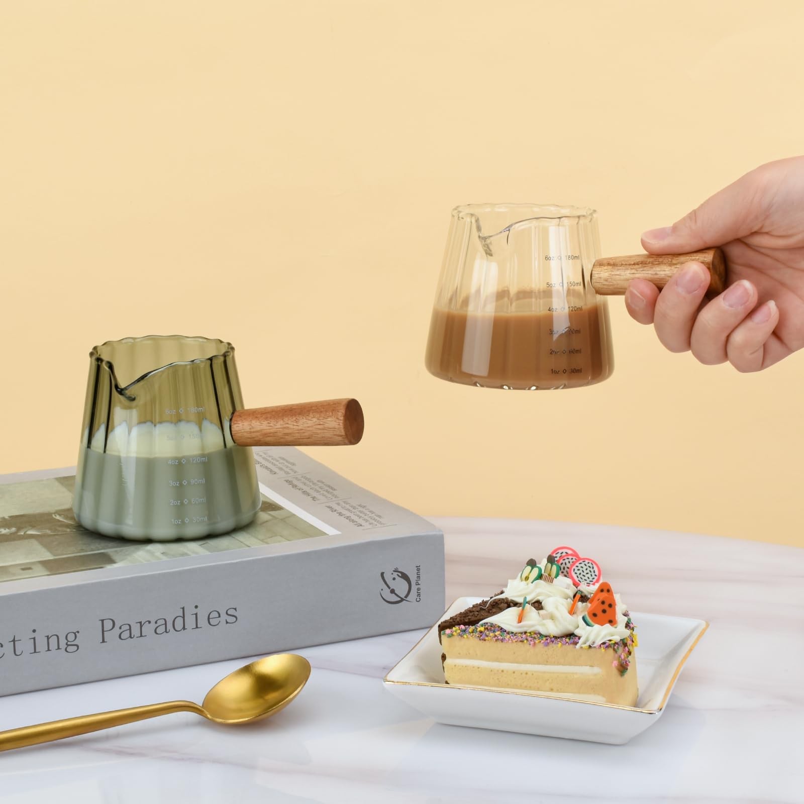 Denovin heat-resistant glass withstands hot beverages and cold drinks.