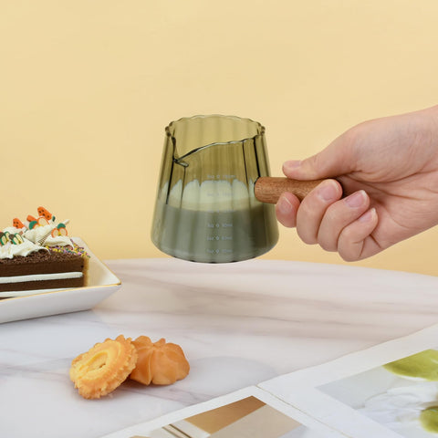 Denovin striped exterior measuring cup combines style with accurate volume tracking.