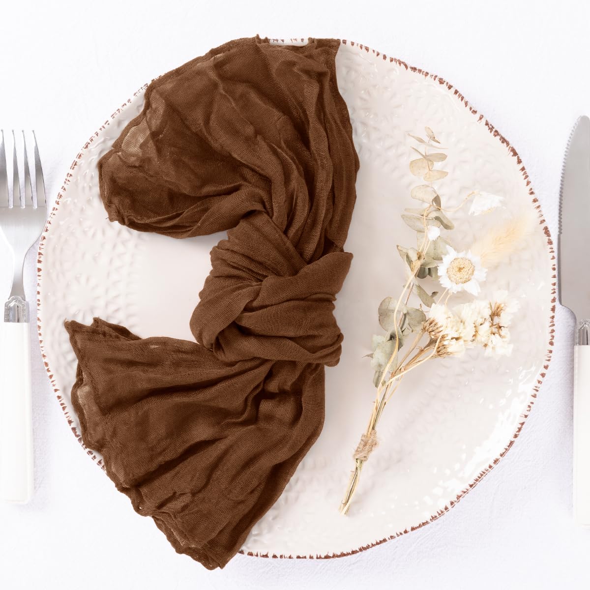 DeZerlor 50-pack napkins at banquet, easy to fold into shapes.