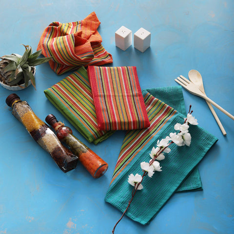 DG Collections Salsa Stripe Kitchen Towel with lint-free weave keeps glassware spotless.