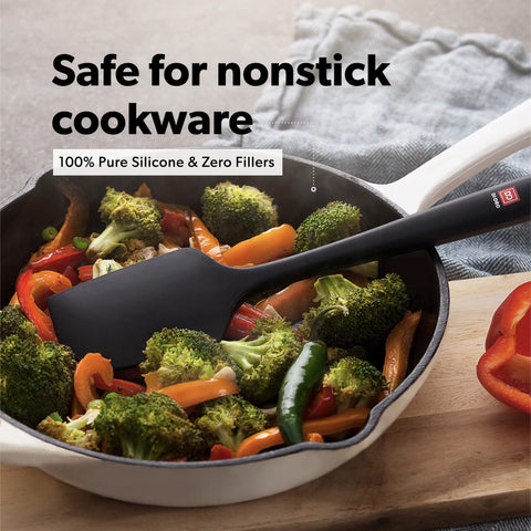 di Oro Living Seamless Pro XL spoonula in hand during meal prep