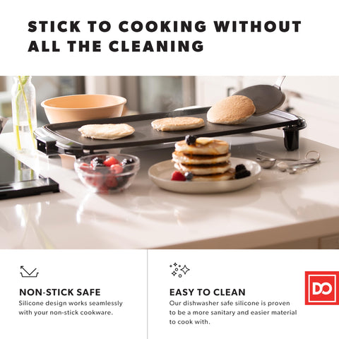 DI ORO Living silicone turner with flexible edge for delicate egg and pancake handling.