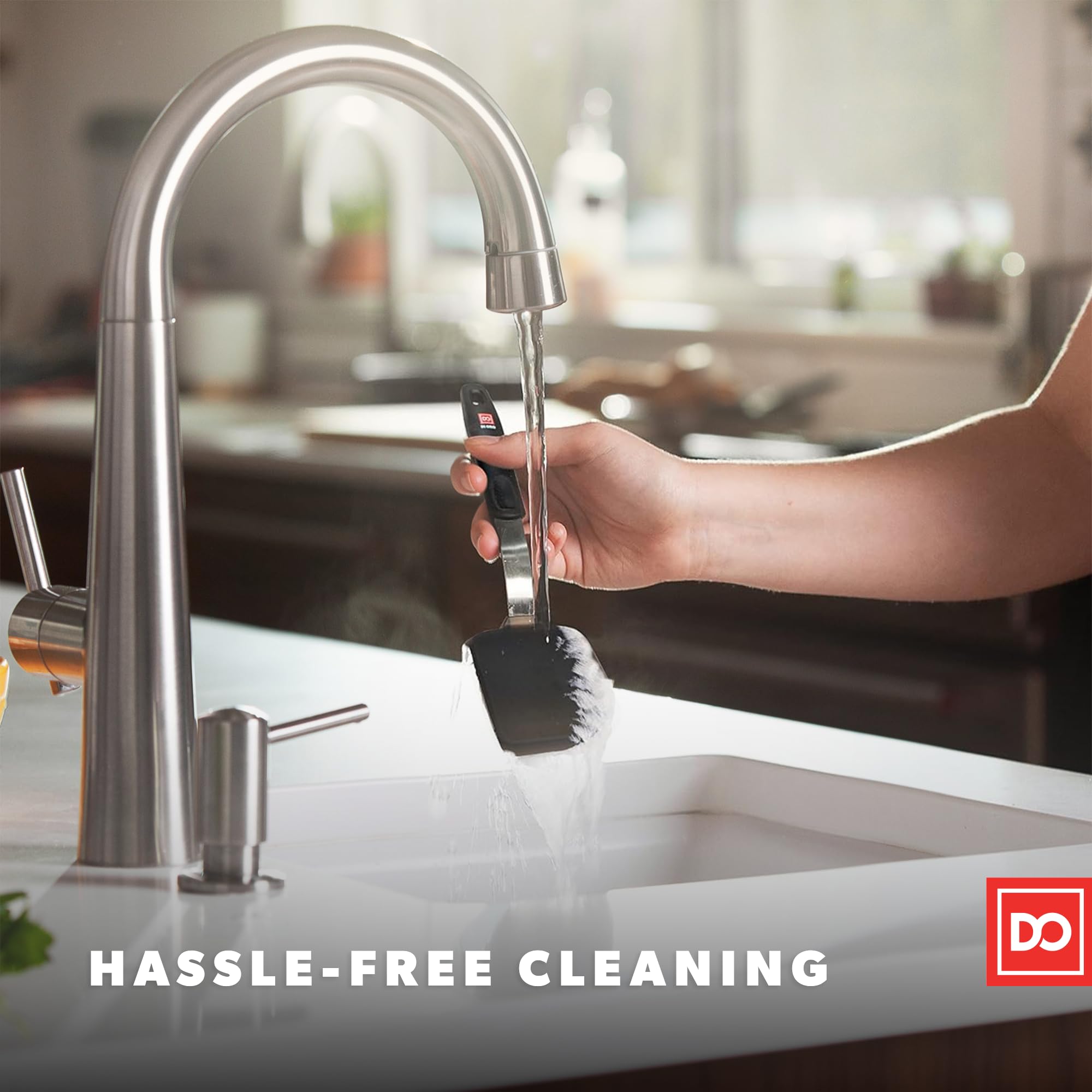 DI ORO Living ergonomic handle provides comfortable control while cooking