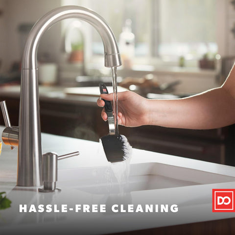 DI ORO Living ergonomic handle provides comfortable control while cooking