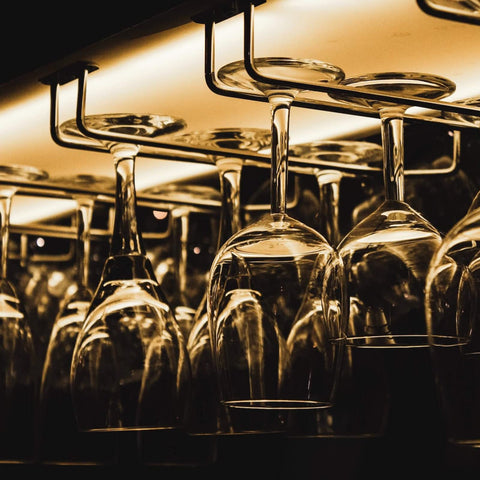 Dicunoy kitchen bar display keeps glasses accessible and neatly arranged.