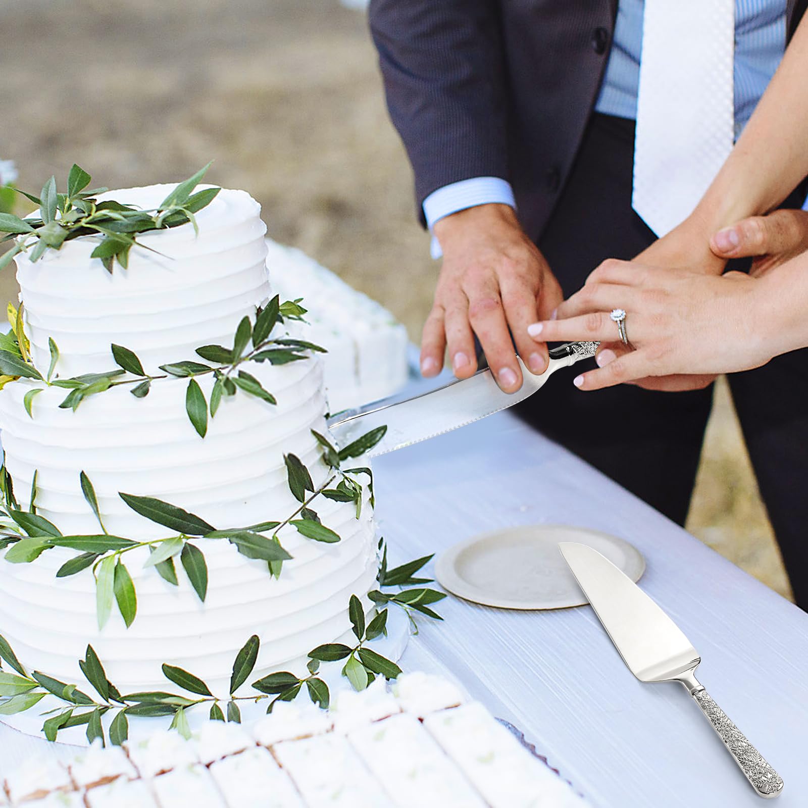 Dicunoy mirror-finish serving set enhances a polished cake table aesthetic
