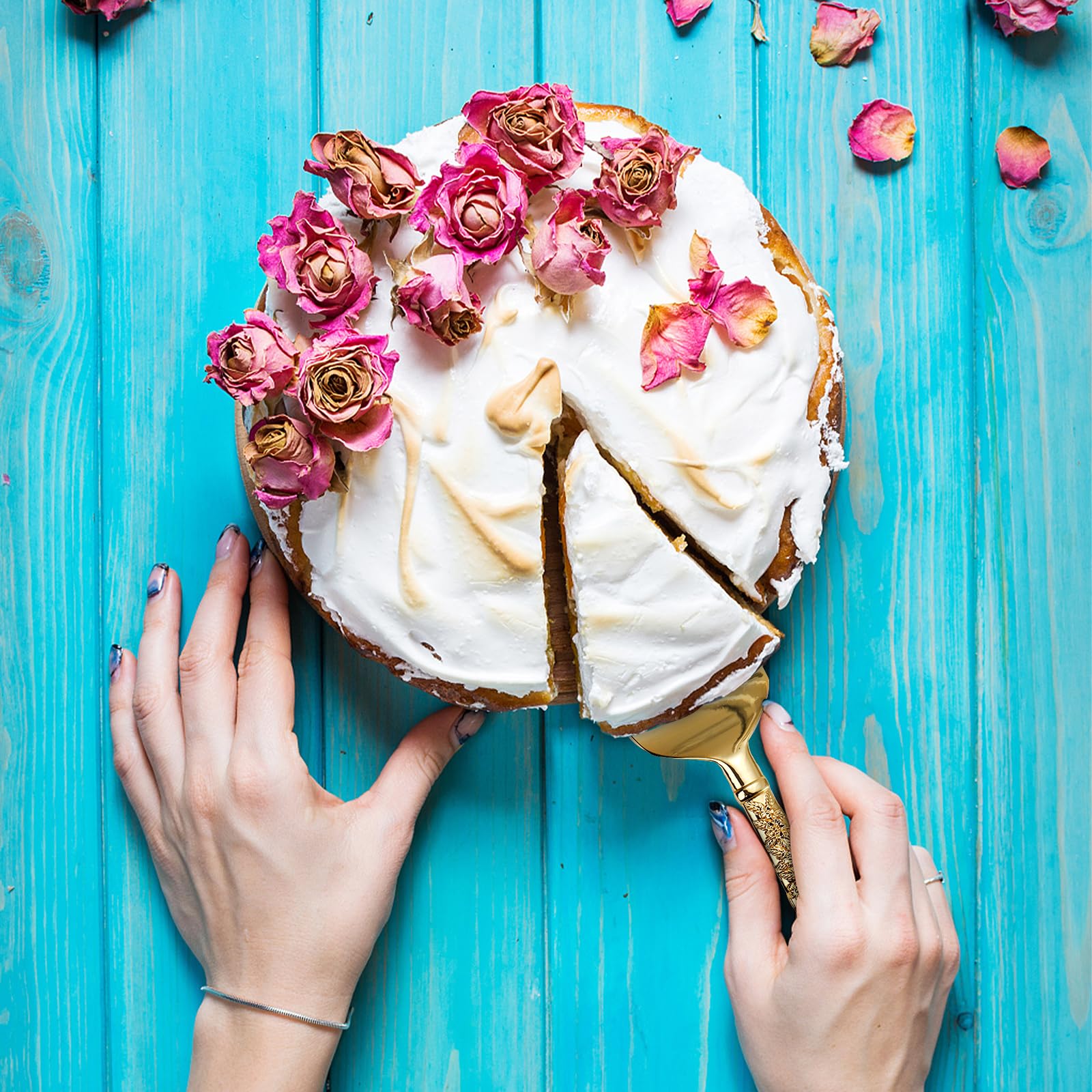 Dicunoy mirror-finish gold knife catches light for a luxurious moment.