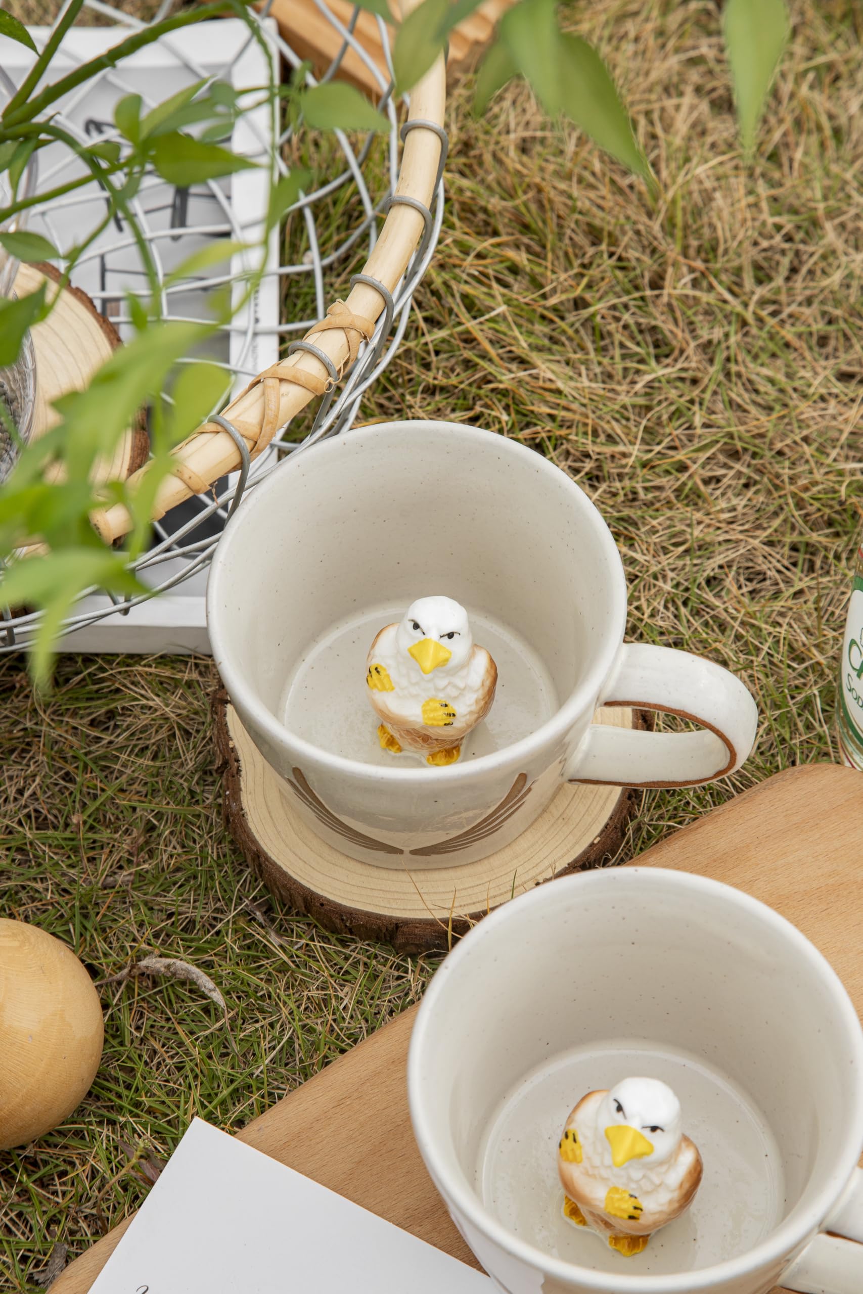 DIHOclub eagle-inside mug offers cheerful spill-free look during coffee breaks.