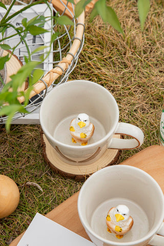 DIHOclub eagle-inside mug offers cheerful spill-free look during coffee breaks.