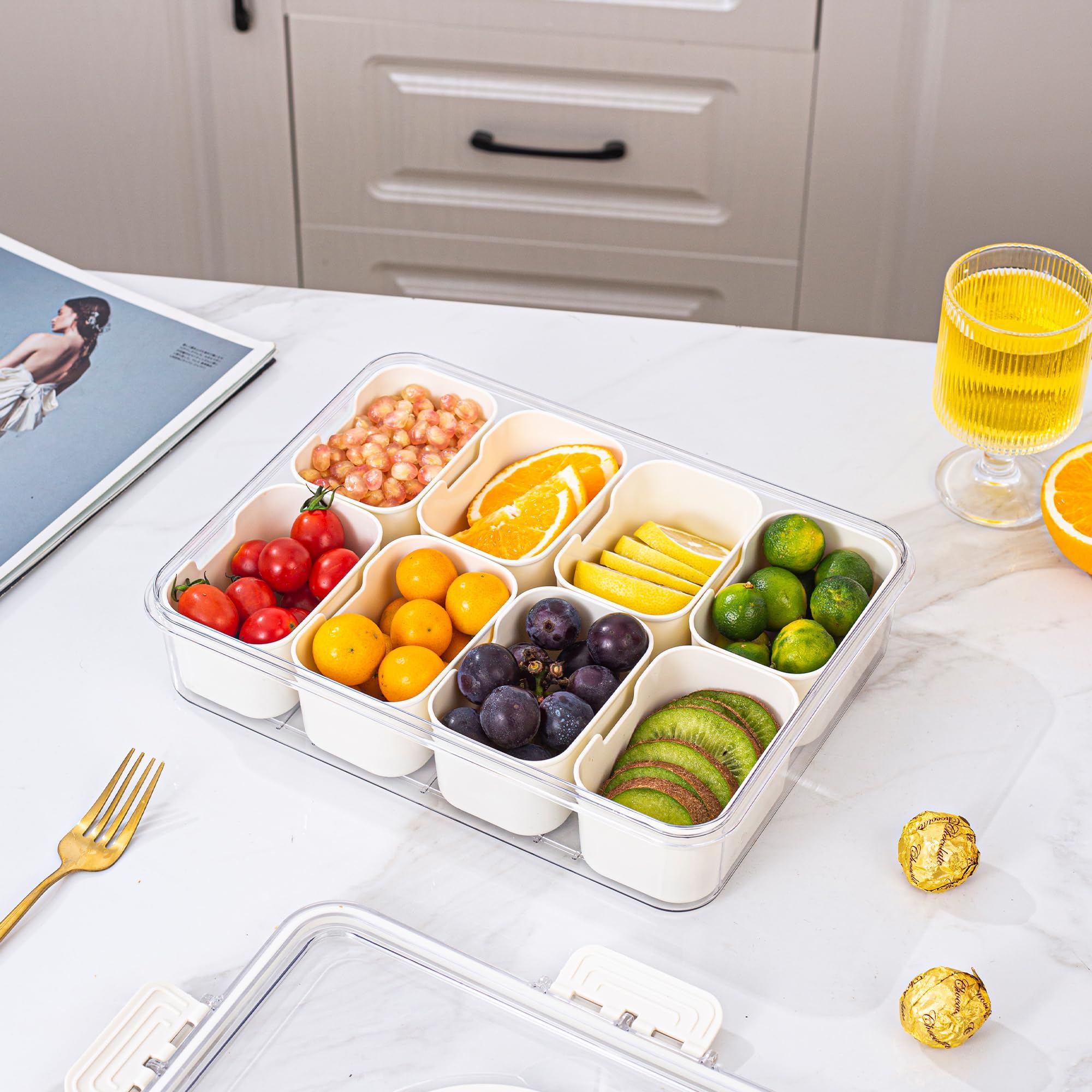 Dingerjar BPA-free plastic tray designed for durability and easy cleaning.