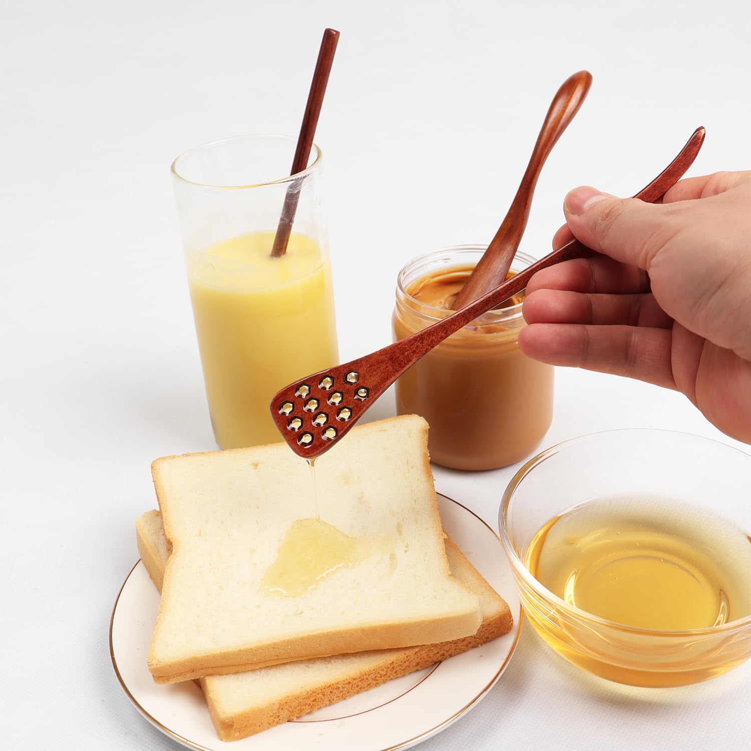 Close-up of smooth-surface Dobrogost honey dipper with burr-free finish.