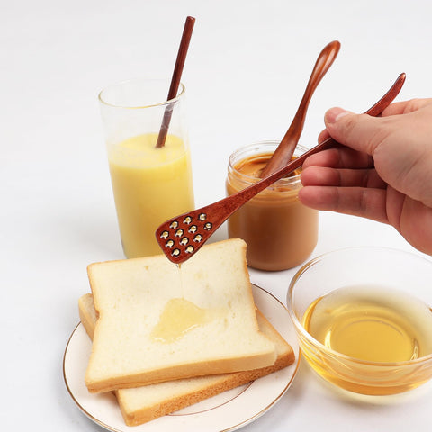 Close-up of smooth-surface Dobrogost honey dipper with burr-free finish.
