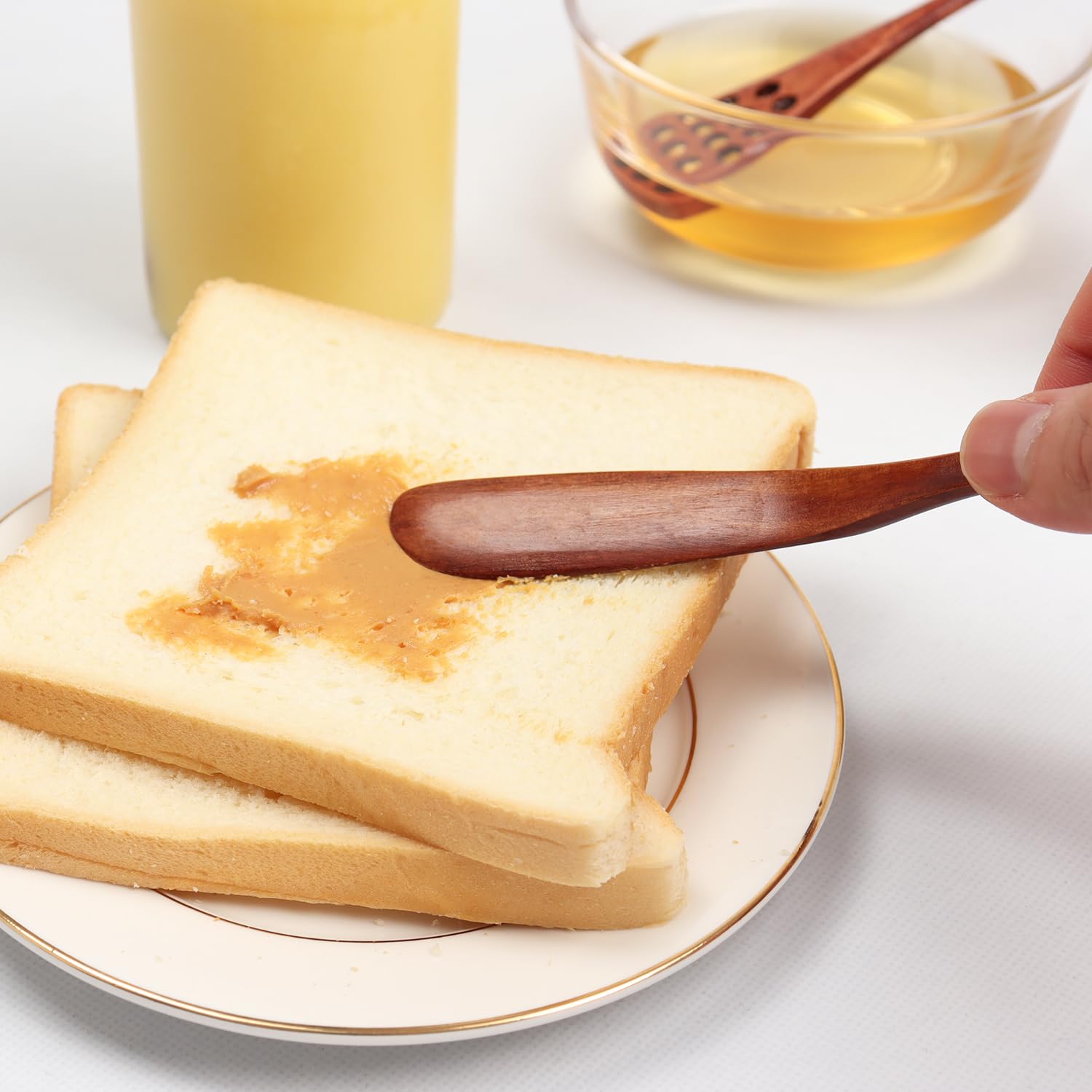 Packaging scene featuring the Dobrogost honey dipper set for organized display.