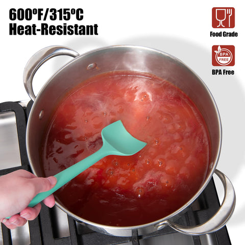 Doosu spatula with firm handle offers precise control during mixing.