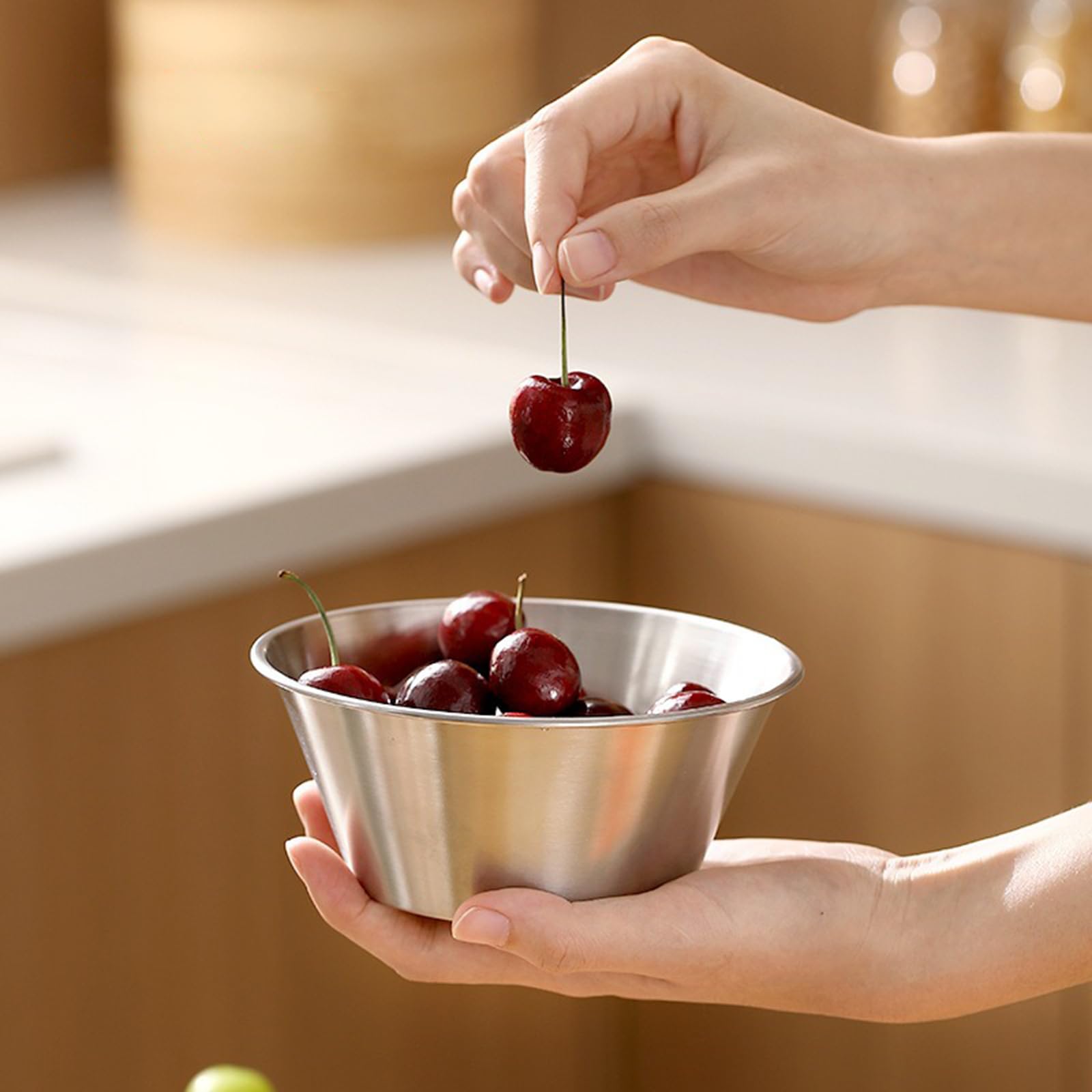 DOPMEP Lightweight stainless steel design resists rust during berry prep
