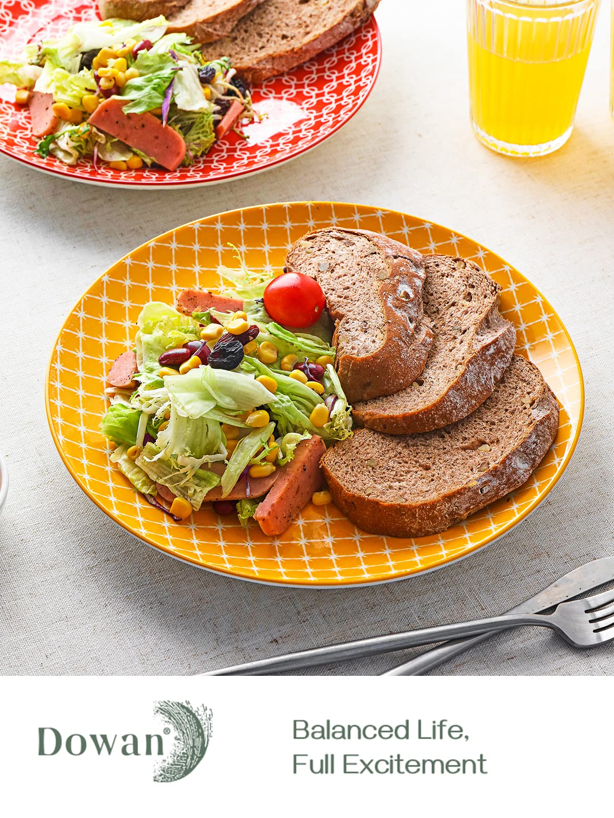DOWAN plates with geometric patterns add stylish plating.