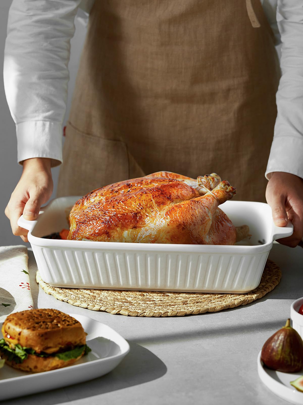 DOWAN rectangle bakeware with smooth glaze, easy to clean.