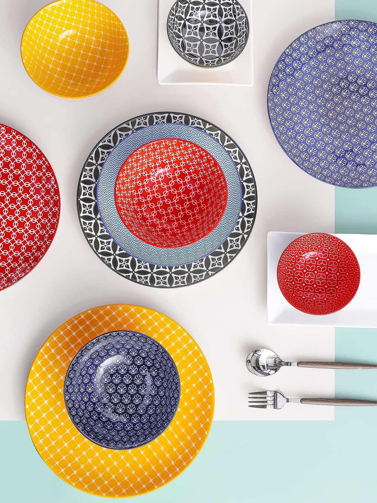 DOWAN vibrant rim design enhances festive table settings.