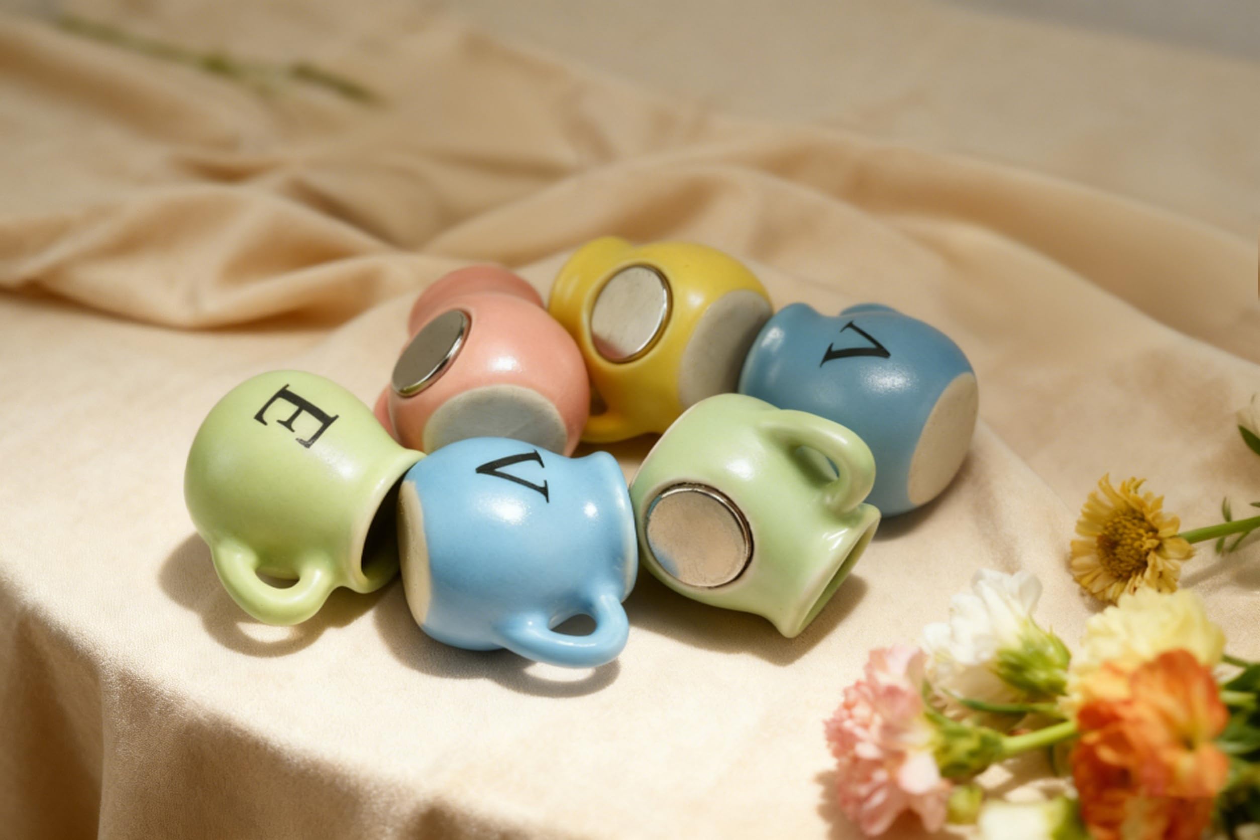 DUNGGLE side-mounted magnet close-up highlights the glossy ceramic finish.