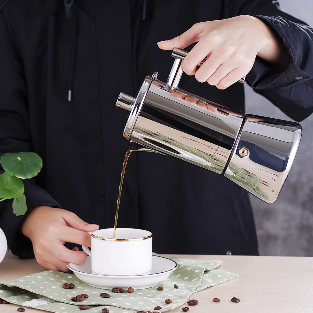 Heat-resistant lid and grip provide safe, comfortable brewing