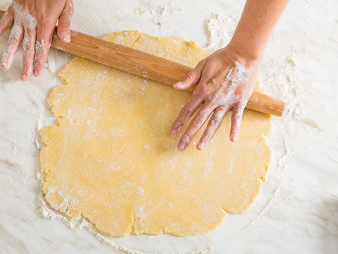 Ebuns French Rolling Pin with pizza dough demonstrates even pressure and clean release