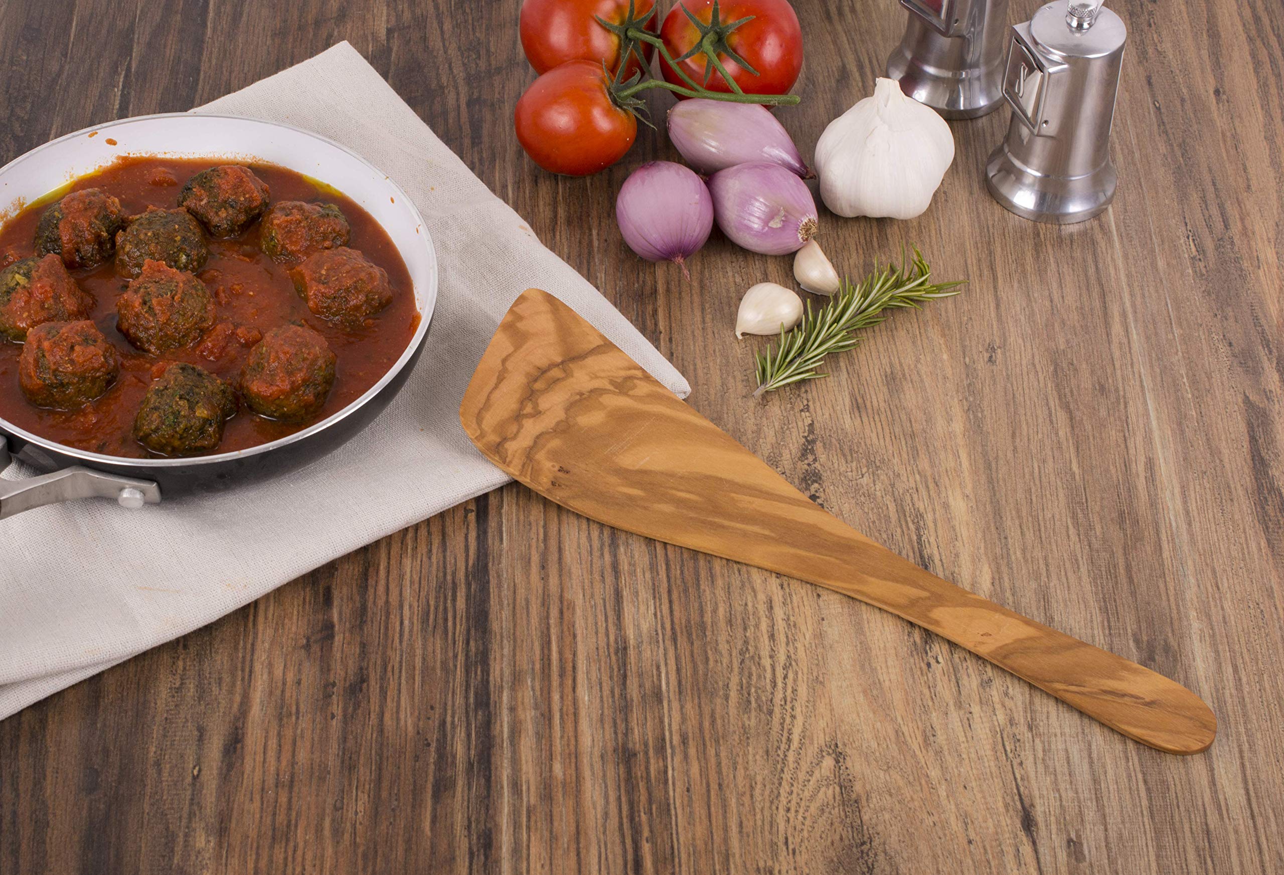 Eddingtons olive wood wide spatula grain detail showing Mediterranean craftsmanship