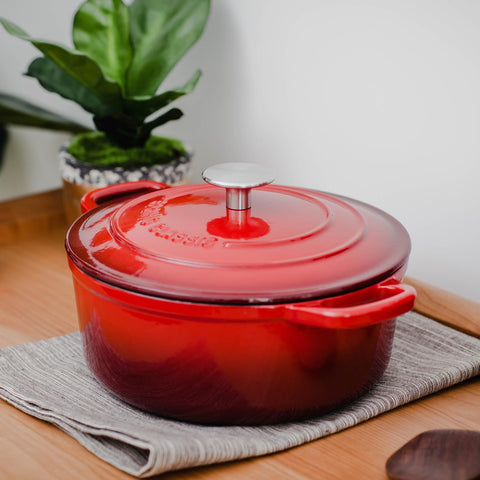 Edging Casting dual-handled Dutch oven is easy to carry.