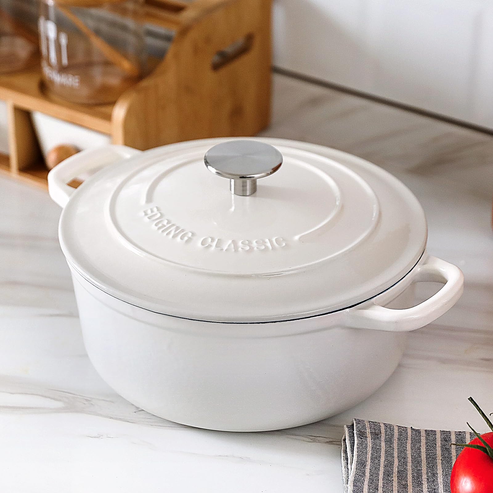 Edging Casting Dutch oven with ergonomic side handles for easy lifting