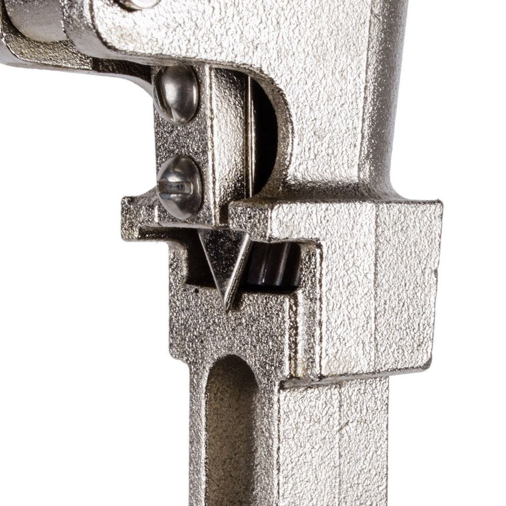 In use, Edlund 11100 opens cans quickly with consistent results.
