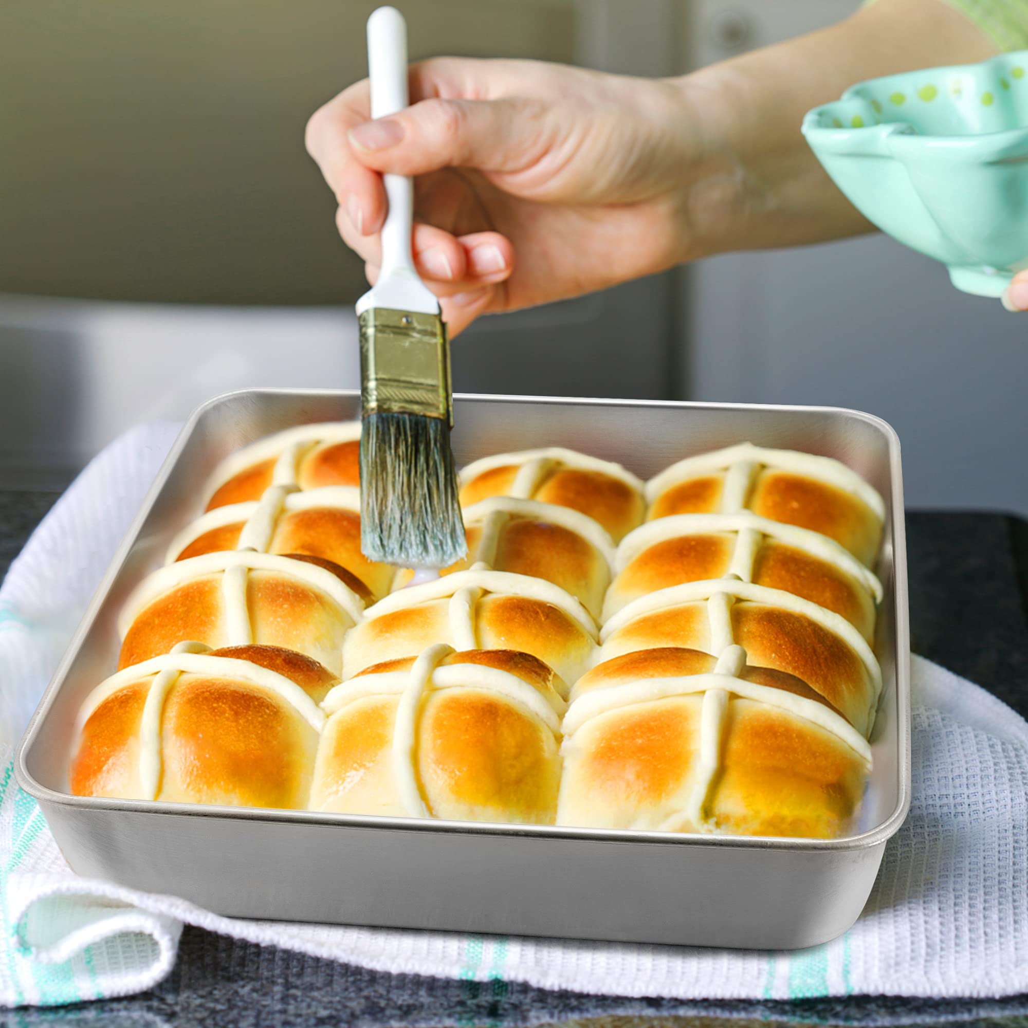 E-far dishwasher-safe pans for quick cleanup after baking.