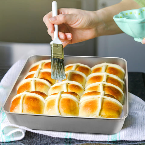 E-far dishwasher-safe pans for quick cleanup after baking.