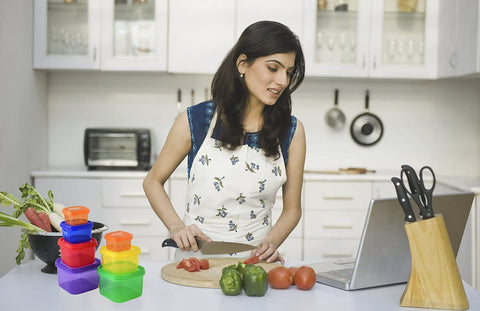 Efficient Nutrition Deluxe Kit daily planner assists meal scheduling.
