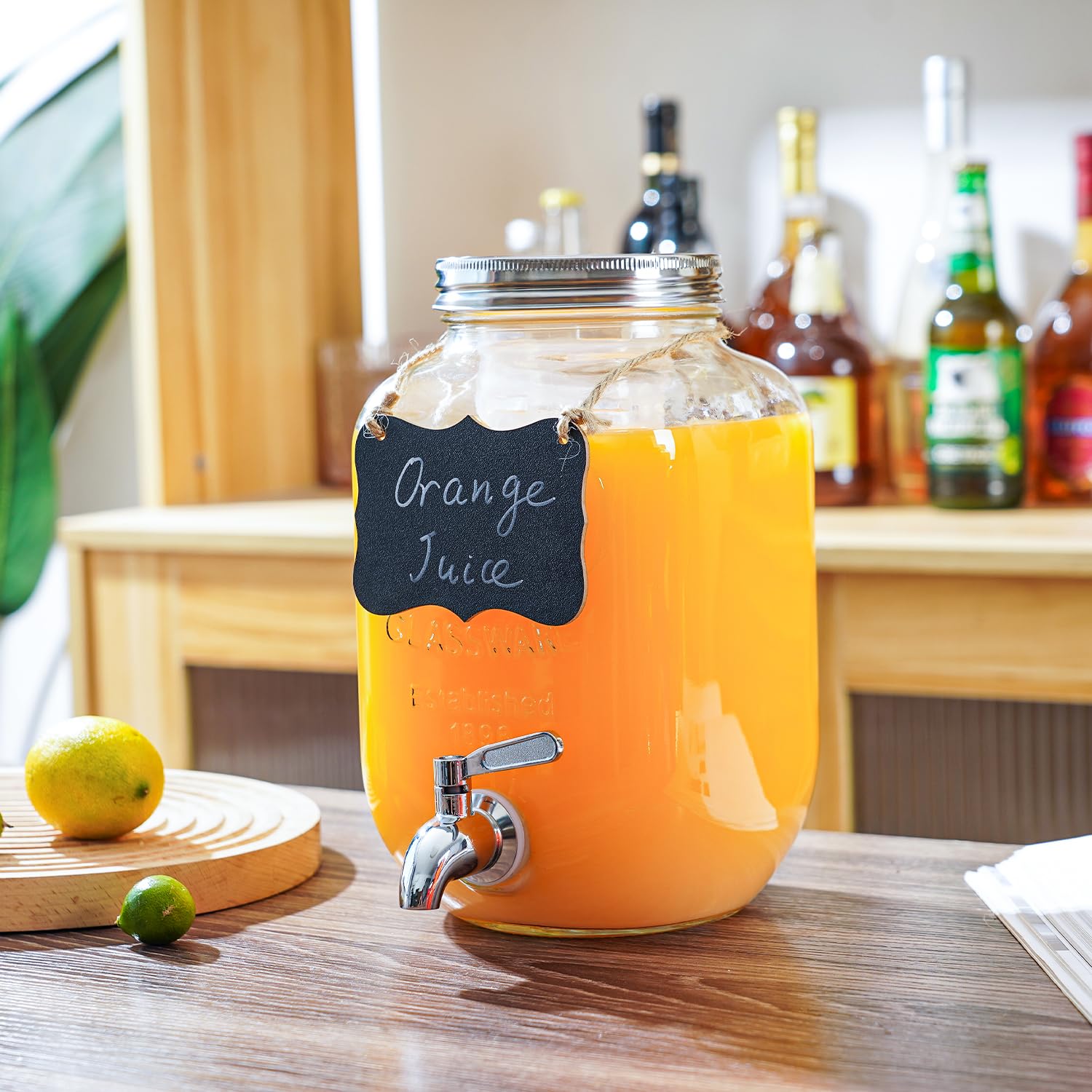 Einfache lemonade dispenser on sturdy stand ready for gatherings.