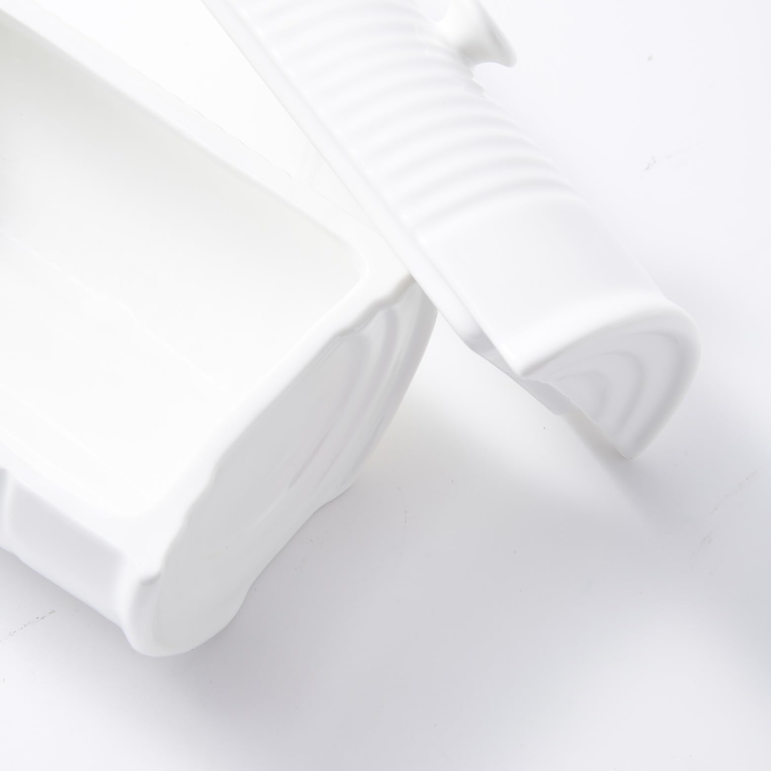 Eiqijci holiday tableware white dish pairs with other serveware beautifully.