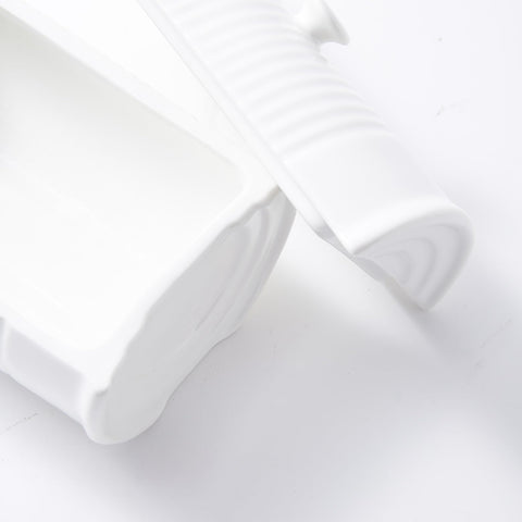 Eiqijci holiday tableware white dish pairs with other serveware beautifully.