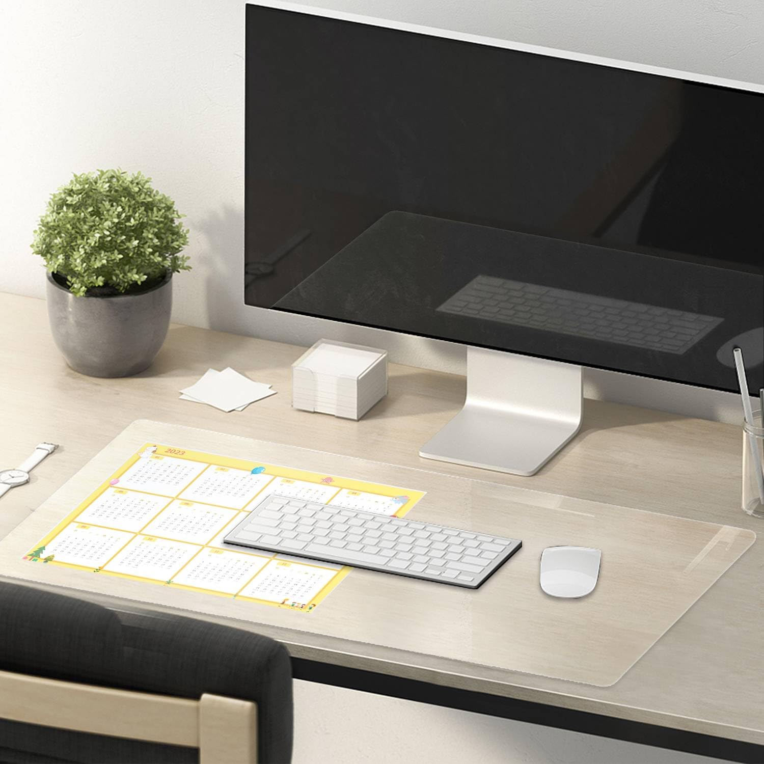 Eisdroma waterproof table pad protects dining surfaces from stains and splashes.