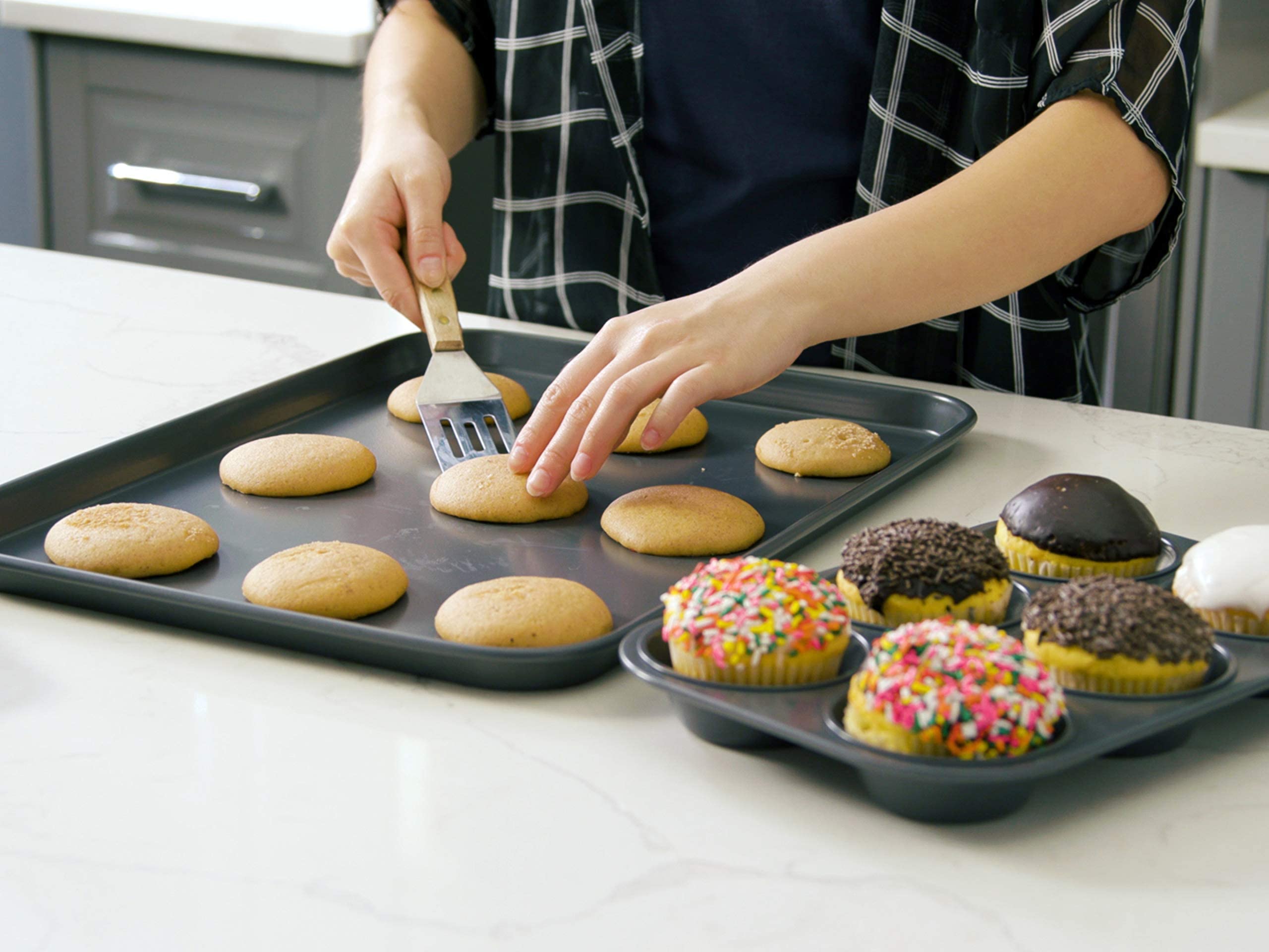 Elbee Home nonstick coating ensures quick release and simple cleanup.