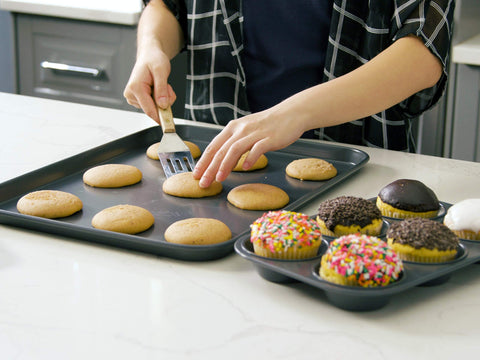 Elbee Home nonstick coating ensures quick release and simple cleanup.