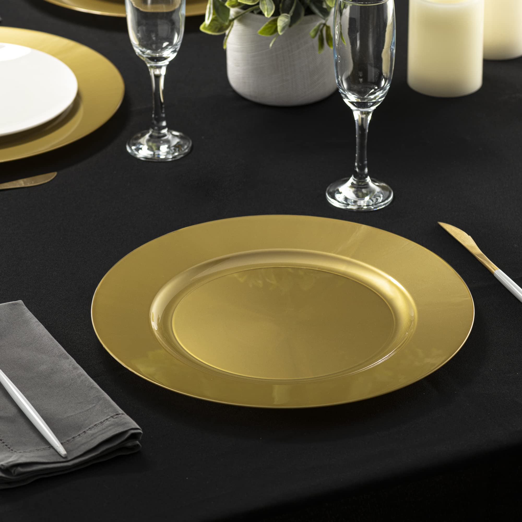 ELEGANT DISPOSABLES gold serving platters, perfect as chic meal starters or dessert displays.