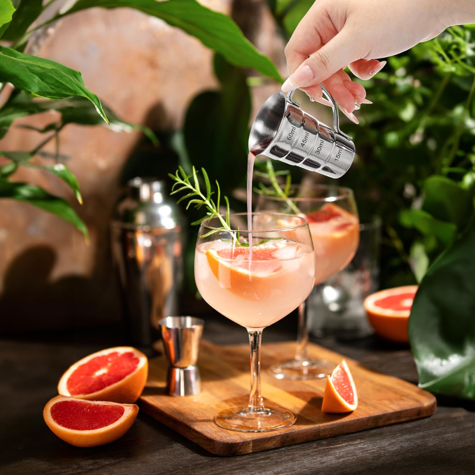 ELFULLY flared-edge pour helps smooth, mess-free pouring during busy service.