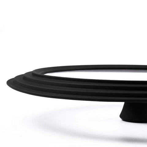 ELKKNOVE universal lid close-up with silicone rim showing heat resistance.