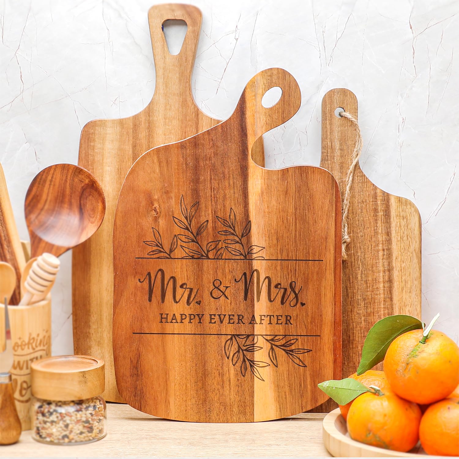 Elysirise Mr & Mrs cutting board – durable acacia for serving or display