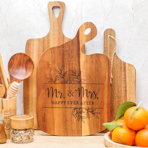 Elysirise Mr & Mrs cutting board – durable acacia for serving or display