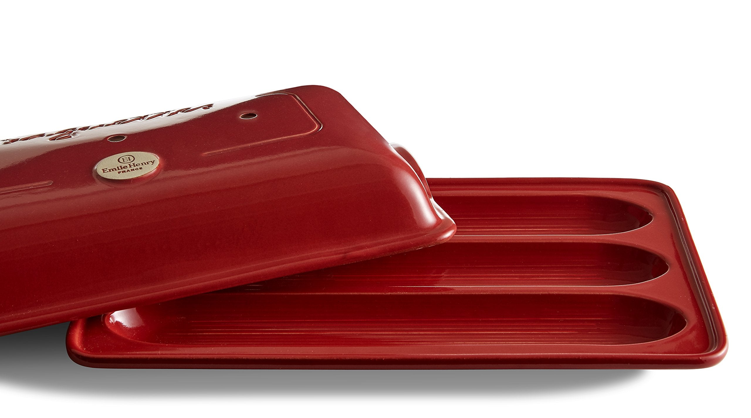 Lid with ribs on Emile Henry baguette baker demonstrating non-stick release